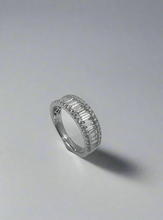 18ct White Gold Diamond Baguette and Brilliant cut Dress Ring