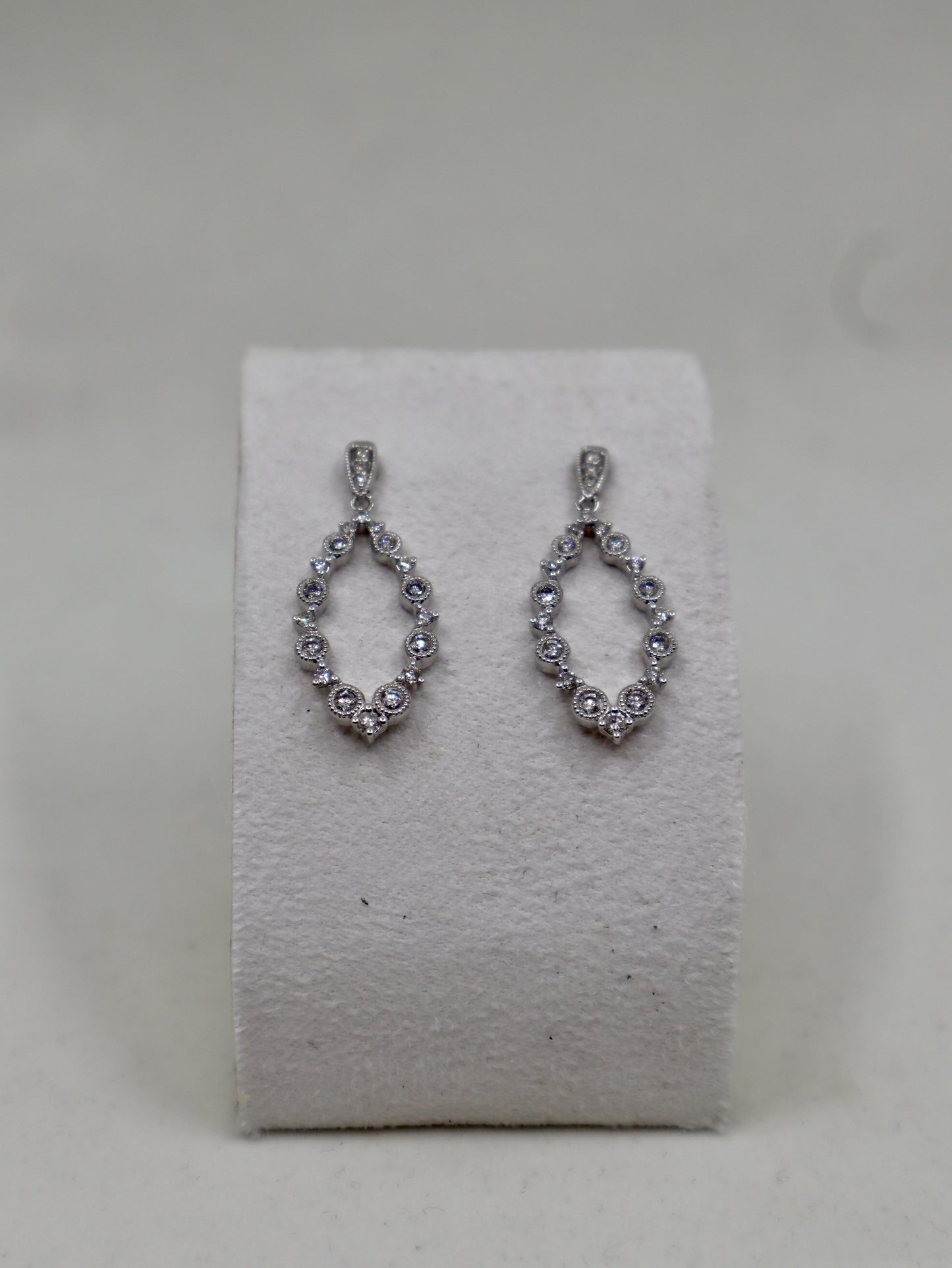 18ct White Gold Diamond Drop Earrings