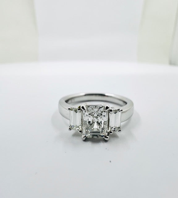 18ct White Gold Radiant and Baguette Diamond Ring