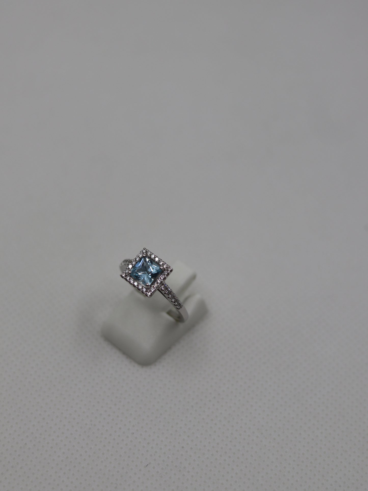 18ct White Gold Blue Topaz and Diamond Ring